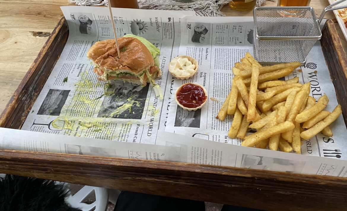 Burger and Pommes on a Tablet with newspapers