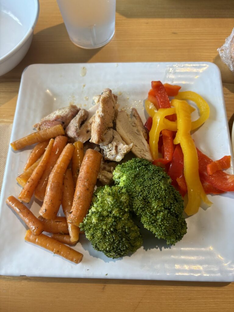 Is 600 calories fair? Brocolli, carrots, peppers, teriyaki and fajita chicken, cabbage, pickles, and a peach.