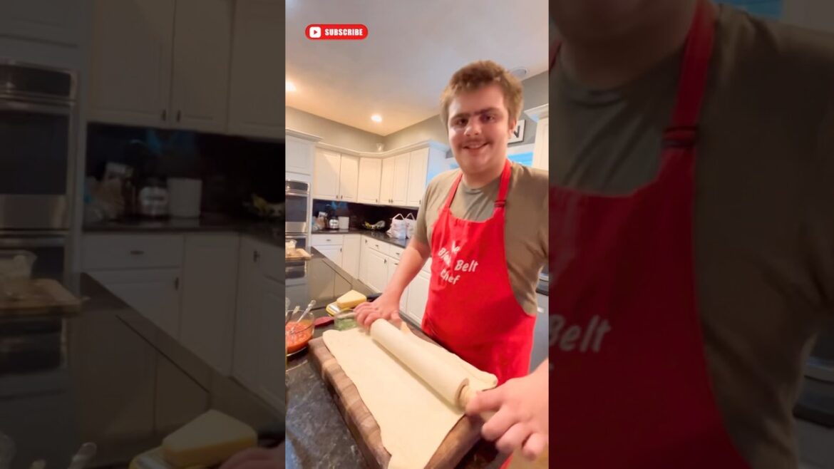 Italian Stromboli: Easy & Delicious #cooking #partyfood #shorts #stromboli #italianfood #fyp