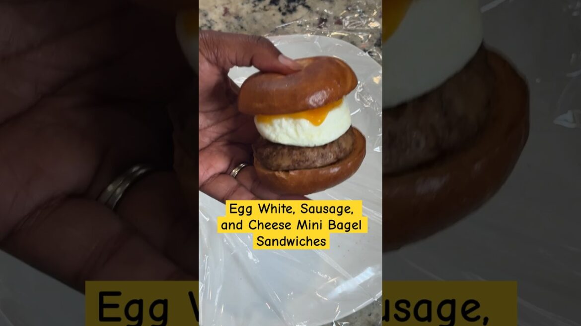 Egg, Sausage, and Cheese Mini Bagel Sandwiches #breakfastsandwich #mealprep #backtoschool