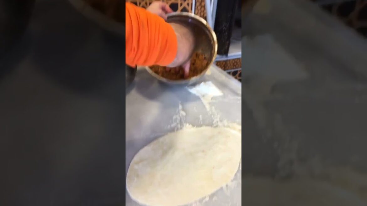 لحم بعجين أكلة تركية مشهورة #اسطنبول  #lahmacun #turkey #food