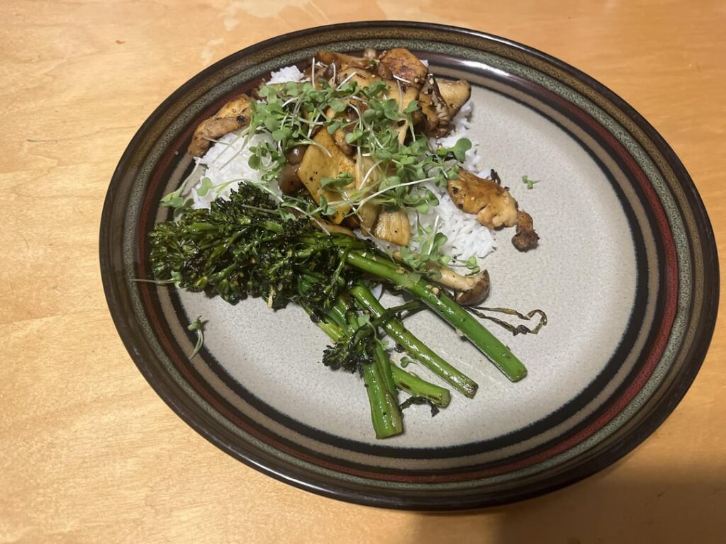 Bad angle and lighting but here is some broccolini with lions mane, oyster, and brown beech mushrooms over rice topped with mustard micro greens.