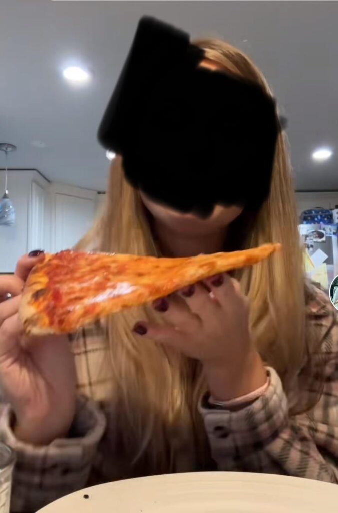 How many cals in a regular cheese pizza slice like this