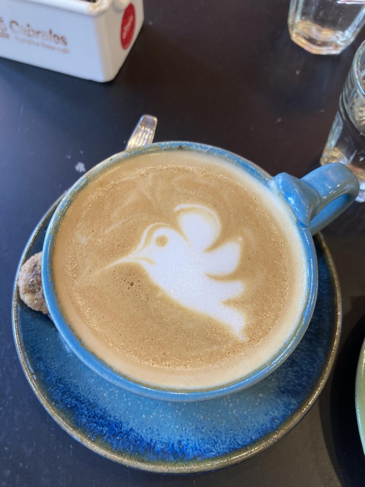 I ordered a coffee with milk, it came with this beautiful hummingbird 🥺