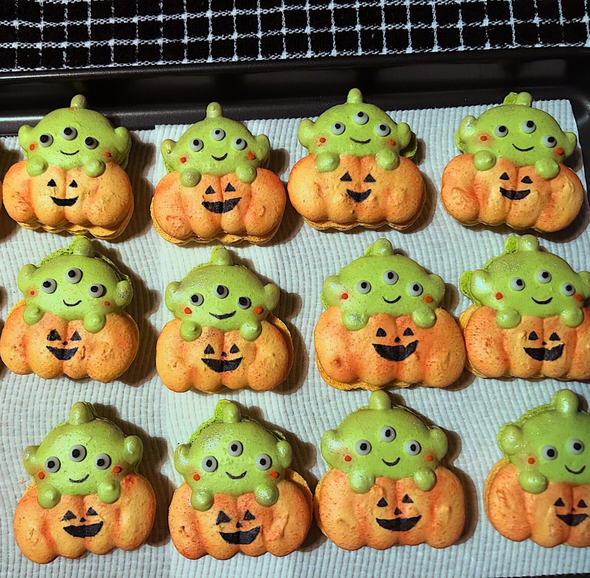 halloween macarons!
