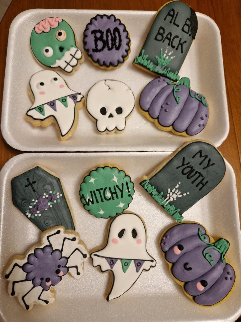 I tried to limit myself to fewer colours this year to have a theme + cute ghosts 👻