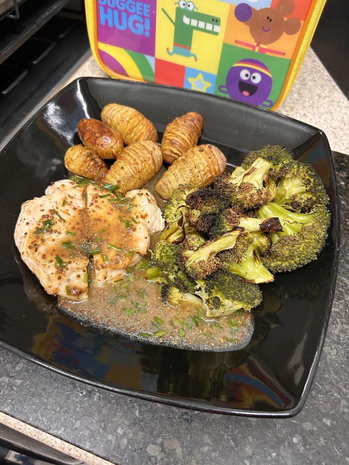 Charming chicken in marmalade sauce with hasselback potatoes, roasted broccoli and chives 🍗 🥔 🥦
