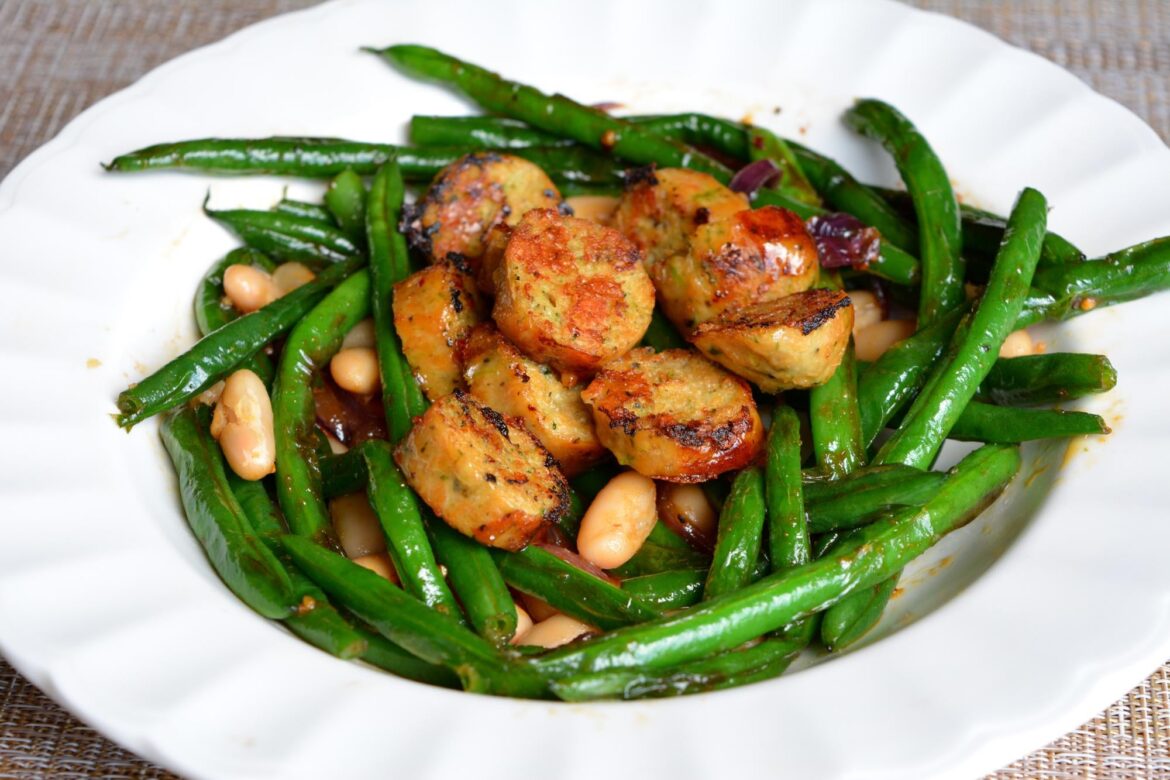 (252 cal, 17g protein) light lunch: Pesto Beyond sausage with garlicky smoky green beans.