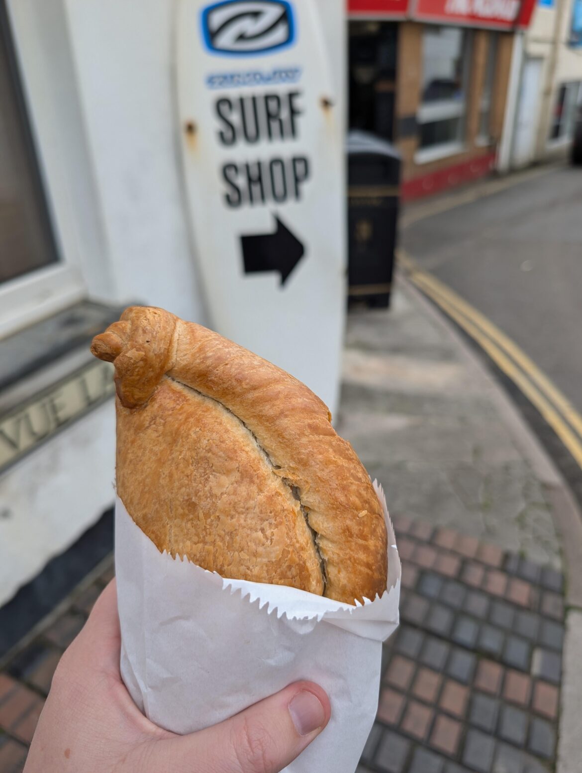 Back with the Cornwall posting. A large traditional pasty from Tasty Pasties in Bude. By far the best I've had in Cornwall (and I've done the extensive research)