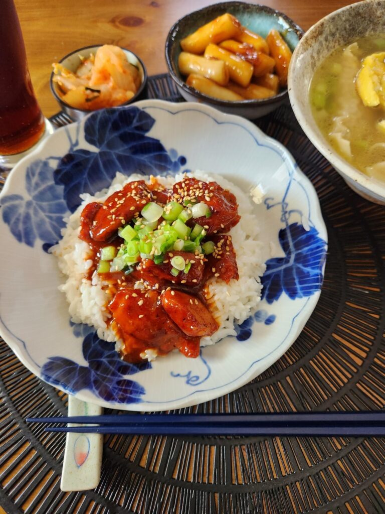 Jeyuk Bokkeum 🌶 Manduguk 🥣 Tteokkbokki in 🍯 with 🍊 and figs and Kimchi 🥬🧄🧅🌶🥕