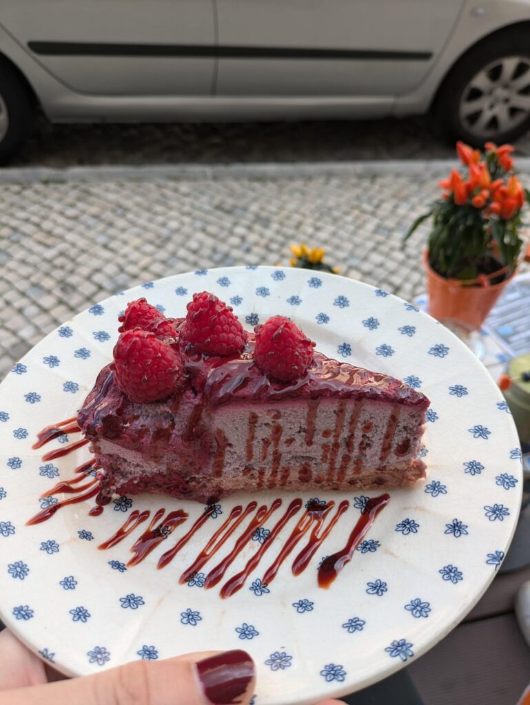 Calories in this vegan Cheesecake made out of cashews and dates?