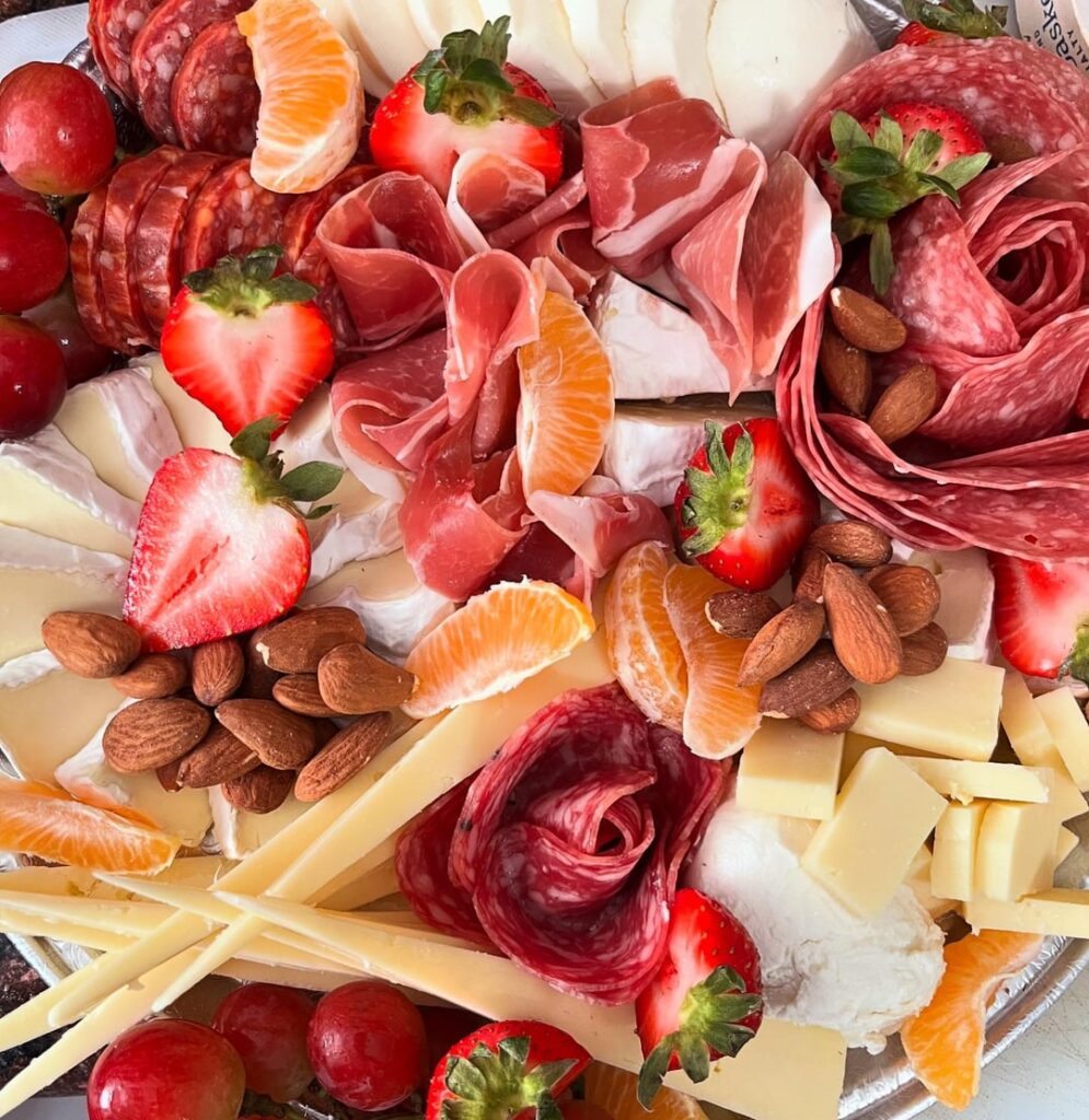 Post-birth charcuterie I brought to the hospital🍓🧀