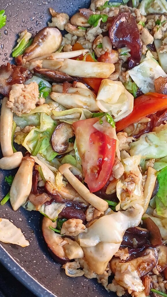 ผัดอกไก่กะหล่ำปลีรวมเห็ด ( Stir-fried chicken breast with cabbage and mushrooms