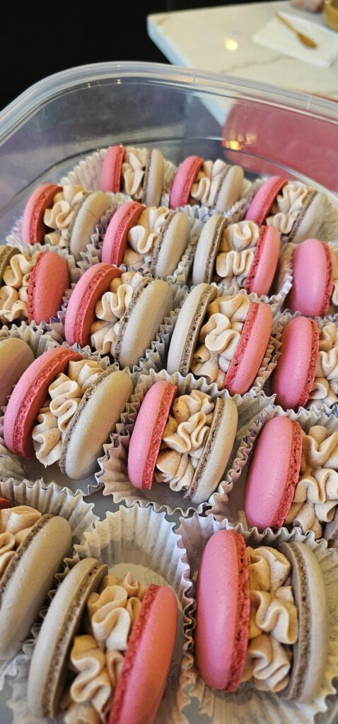 Strawberry ganache macarons 🍓🍫❣️
