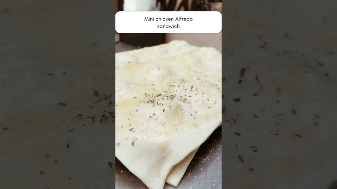 Mini chicken Alfredo sandwich #chicken #sandwich #muffins #food #pizza #foodie #recipe #tasty #spicy Mini chicken Alfredo sandwich #chicken #sandwich #muffins #food #pizza #foodie #recipe #tasty #spicy