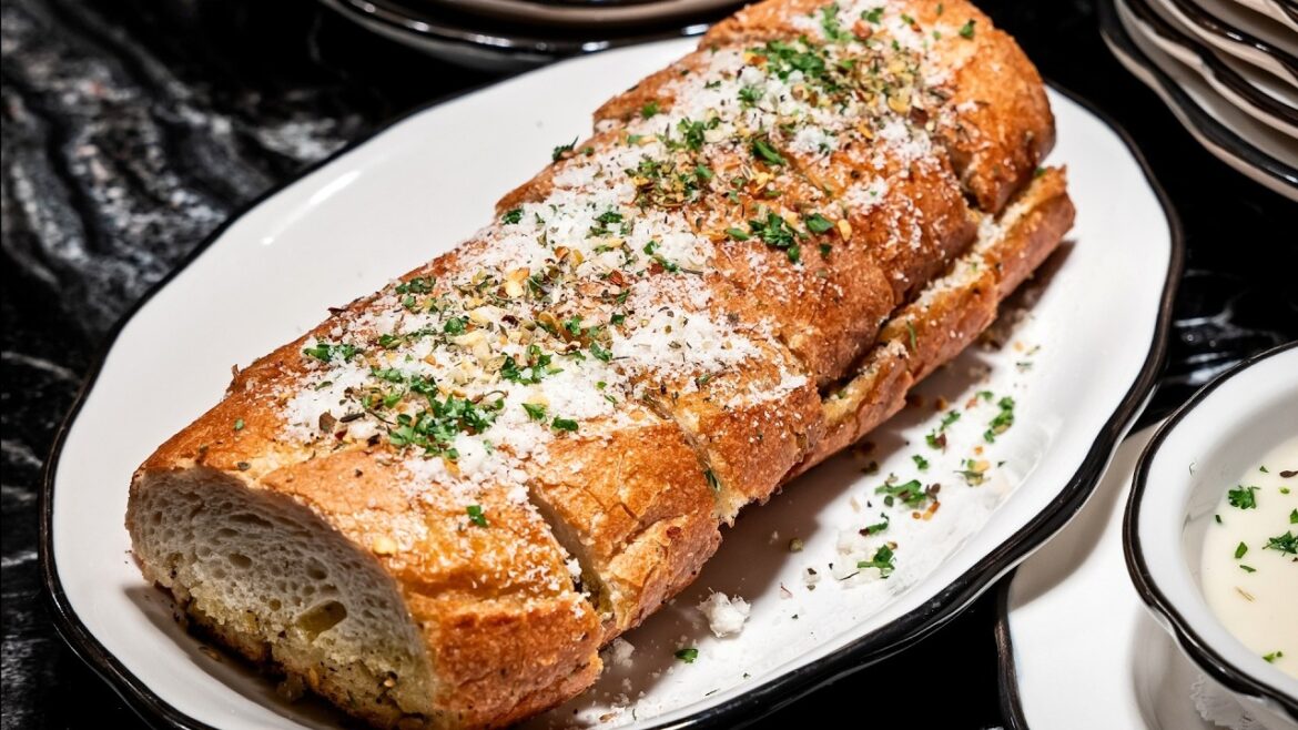 The Sneaky Reasons Why Restaurant Garlic Bread Tastes So Good The Sneaky Reasons Why Restaurant Garlic Bread Tastes So Good