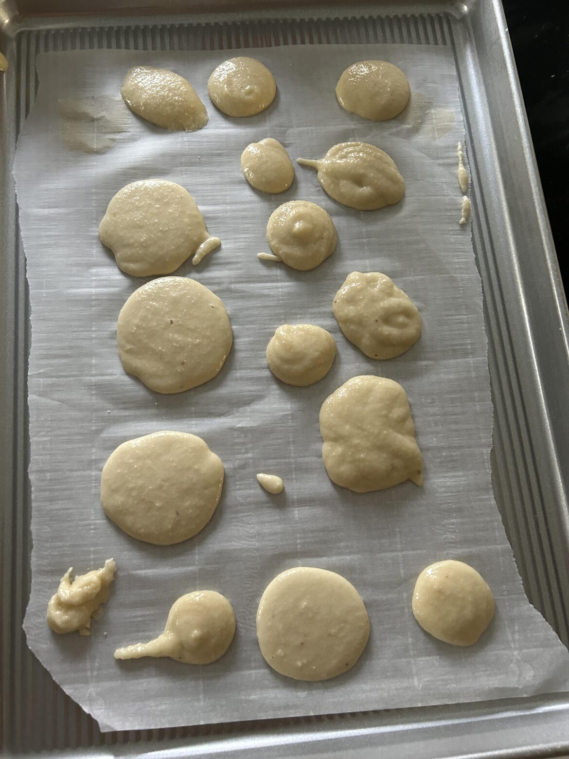 IVE NEVER BAKED BEFORE AND THIS IS MY FIRST TIME BAKING MACARONS 😭😭