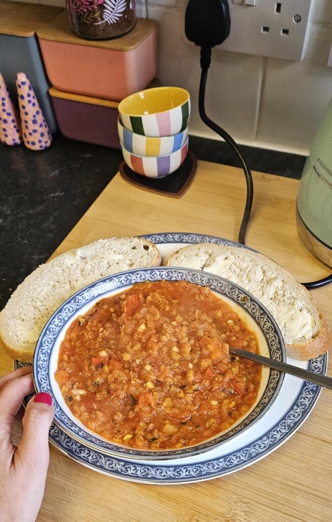 Laziest but delicious red pepper dahl with fresh bread 😍