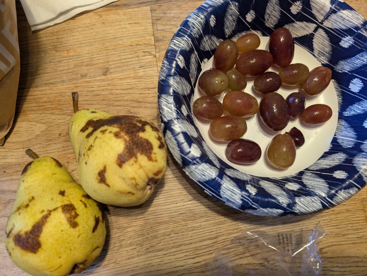 I don't think I'll be getting the fruit sampler from hello fresh again, the pears came extremely bruised and the grapes smell weird. Has anyone else ran into issues with this?