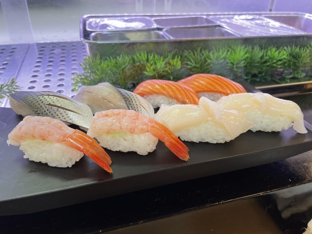 すしざんまい池袋駅東出口前