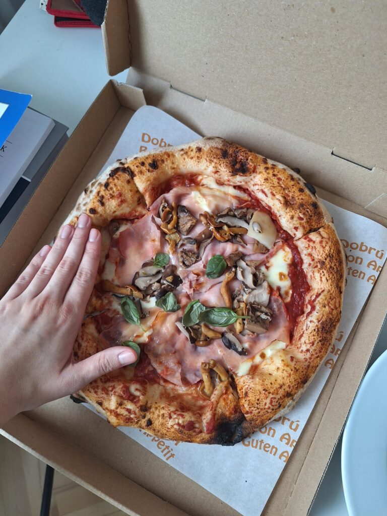 Calories in this Napoli pizza? Cheese, ham and mushrooms