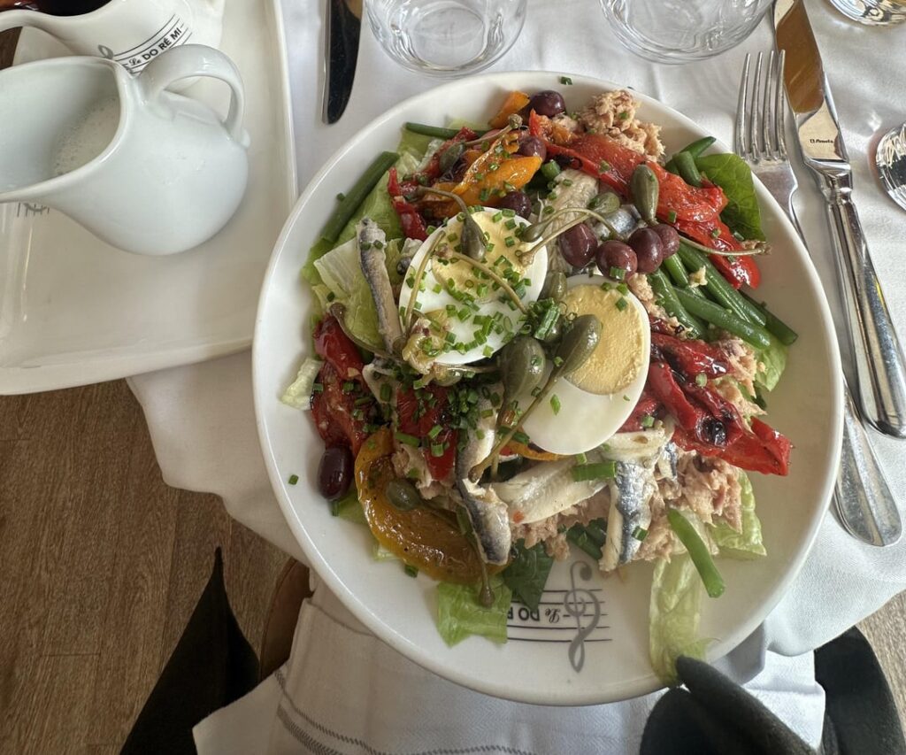 Cal estimate please on this nicoise salad / tuna salad? AI says 700+. 😭 i ordered it without dressing