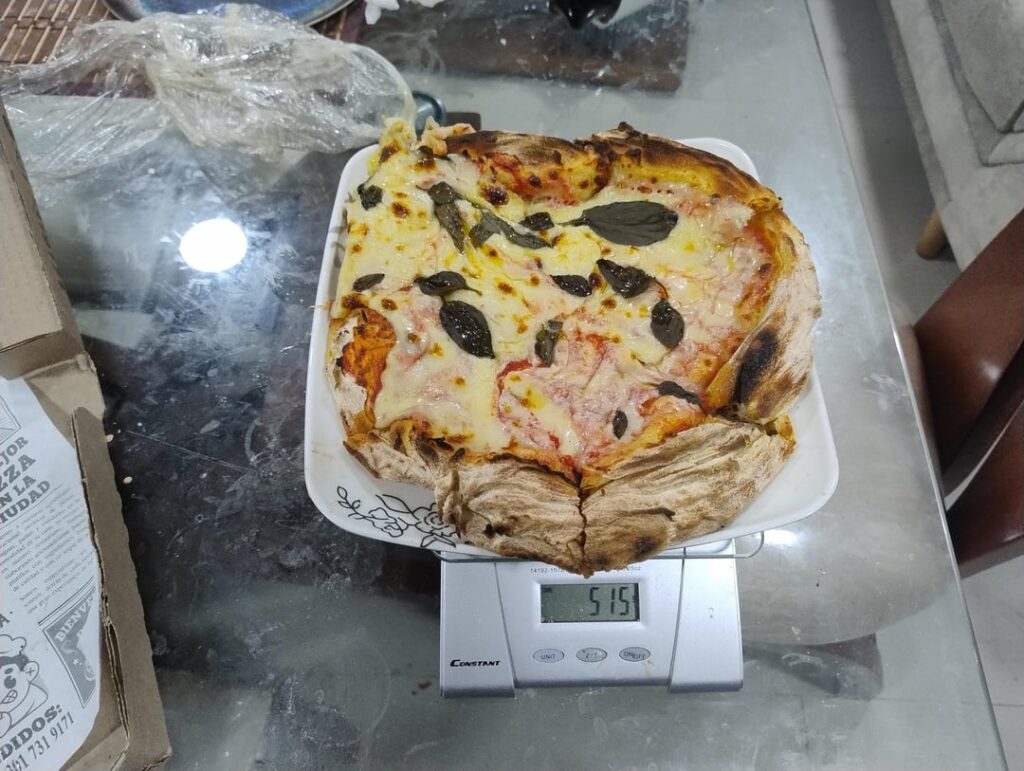 How many calories do you think this pizza has? I don't know if I was lucky or not, but it surely has more than 1000. It has too much cheese, haha, but too much cheese is more cheese than pizza. It has more than a cup of cheese for sure.