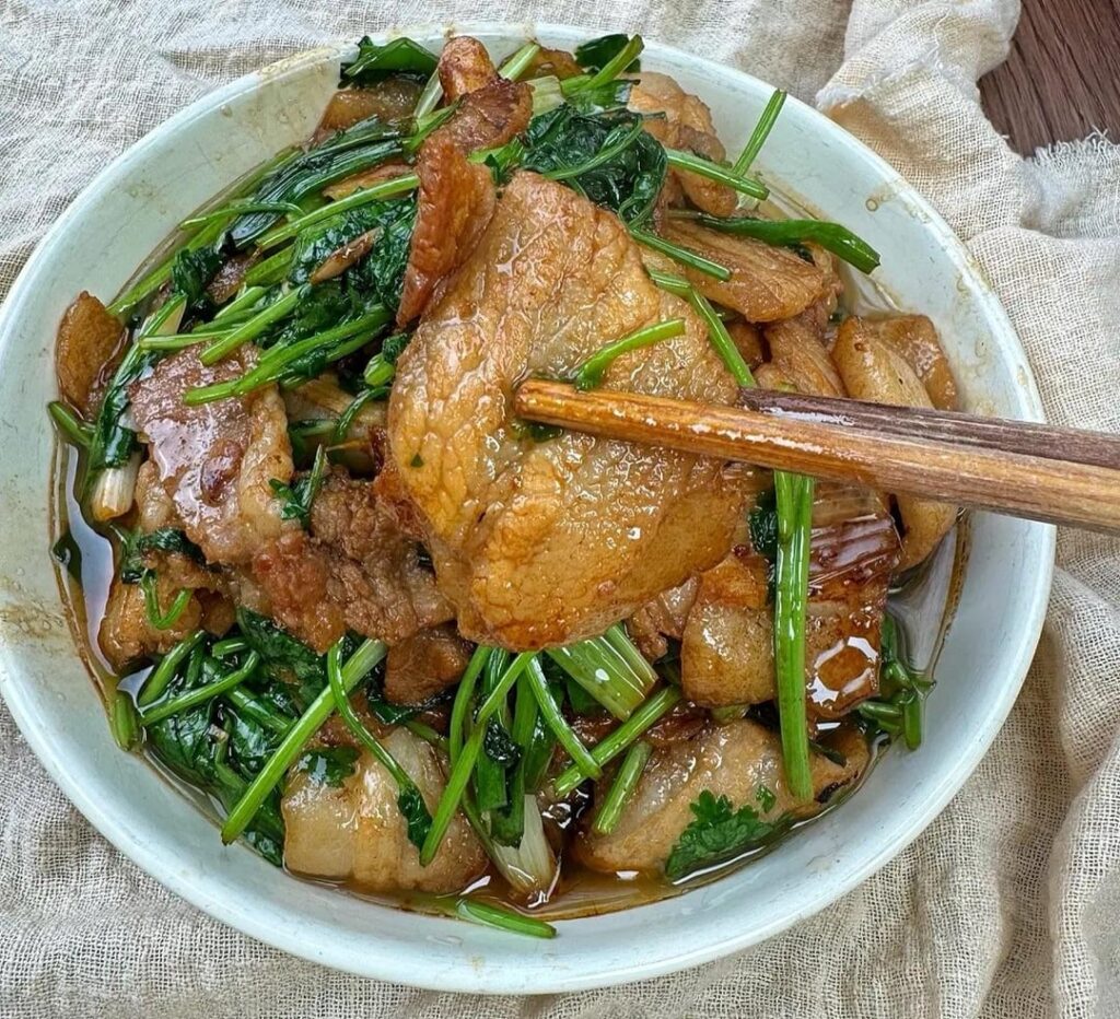 Cilantro Stir-Fried Pork Belly！Although I don't eat cilantro, my husband loves it. However, the flavor of cilantro is quite refreshing and pairs well with pork belly.（recipe in comment）