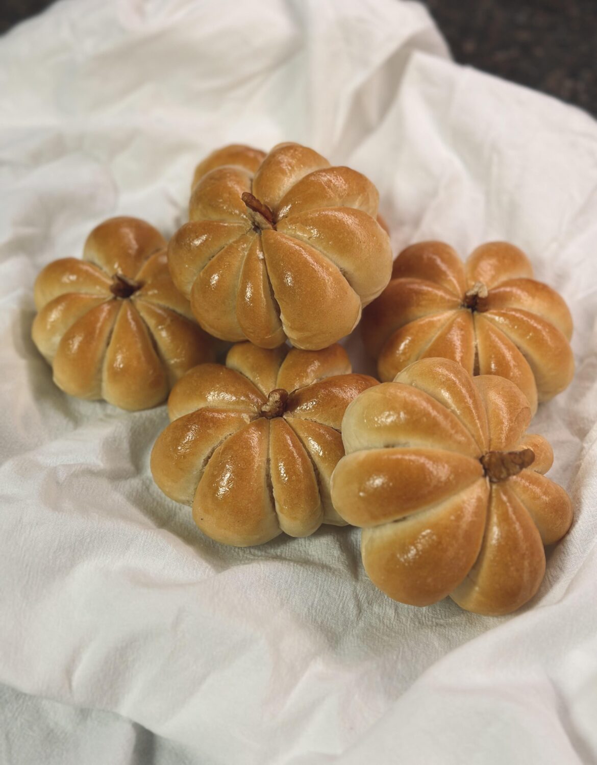 Made some pumpkin shaped rolls! 🎃