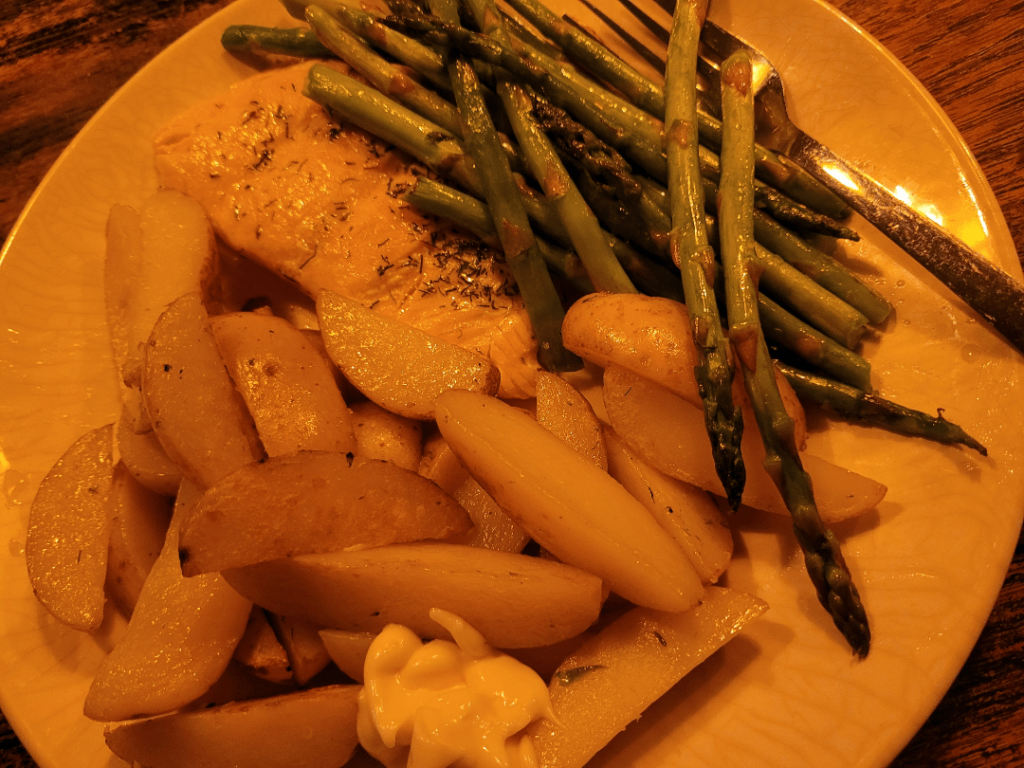 Dinner with baked potatoes, salmon, asparagus and light mayonaise, lots of carbs but pretty okay with cal, 650 cals