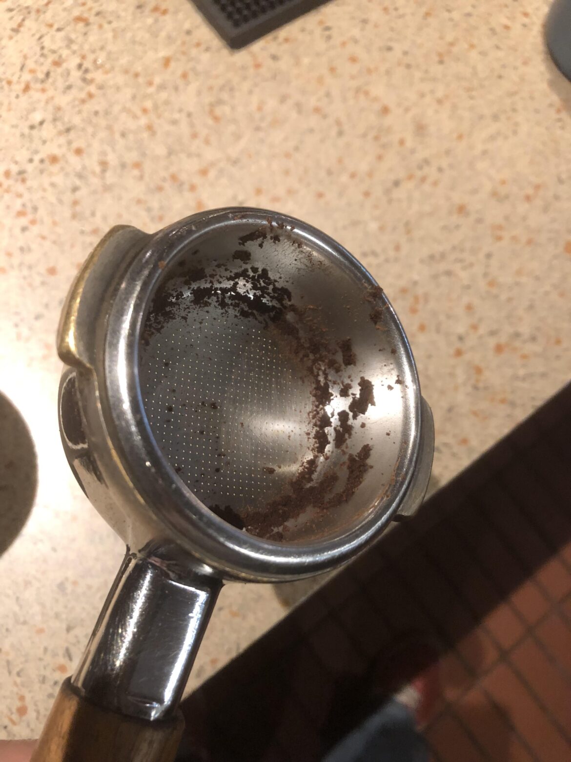 tips on getting rid of coffee grounds residue in portafilter