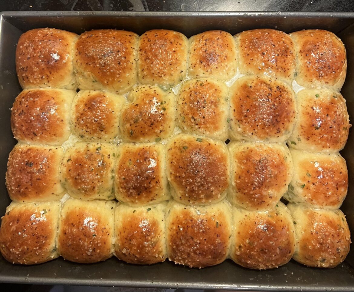 Chive and sour cream pull apart rolls 💚🤍