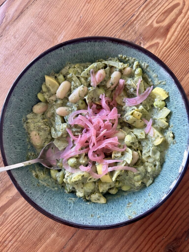 High-protein beans with homemade pickled onion (317 cals)