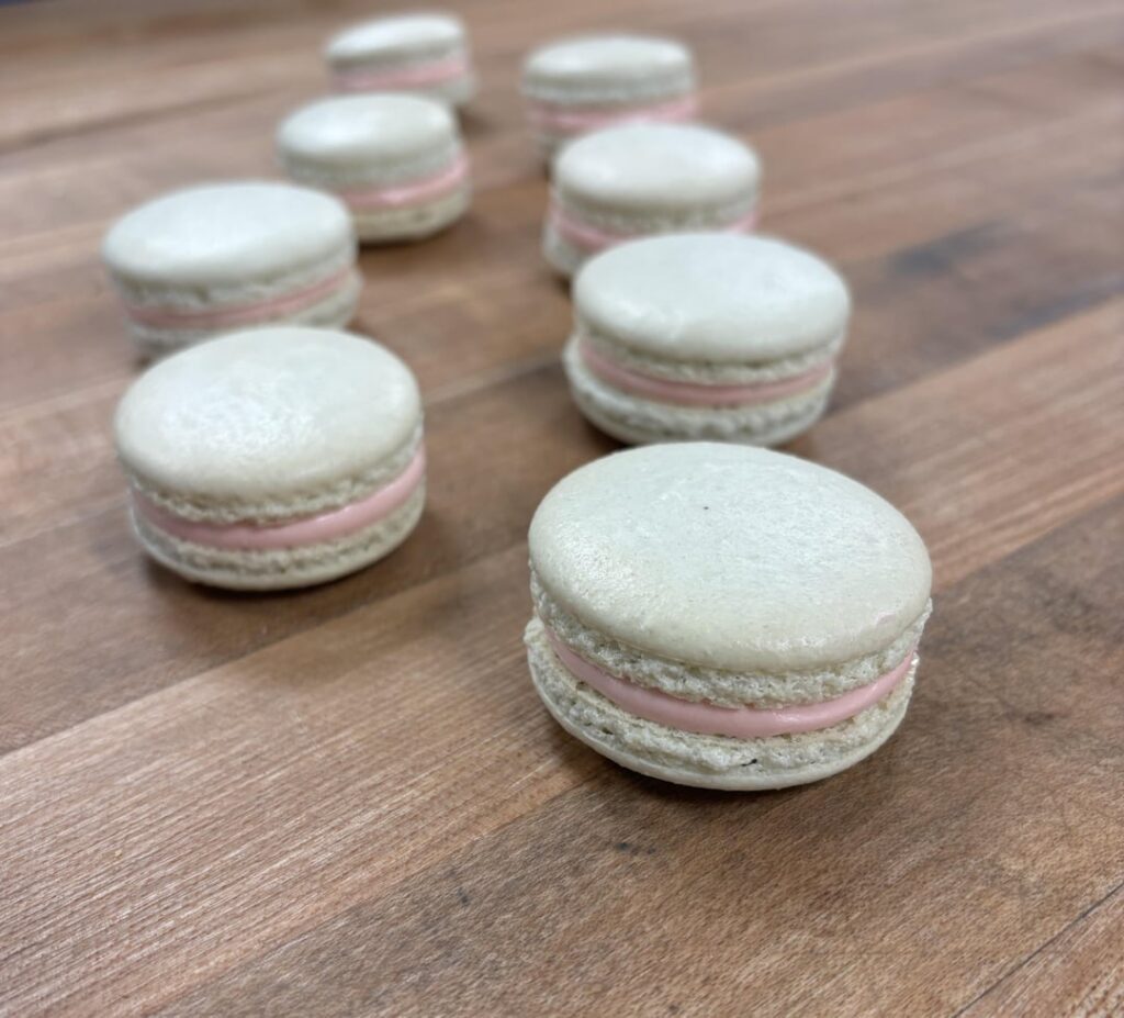 Swiss macarons with pomegranate hibiscus Swiss meringue buttercream ! :3