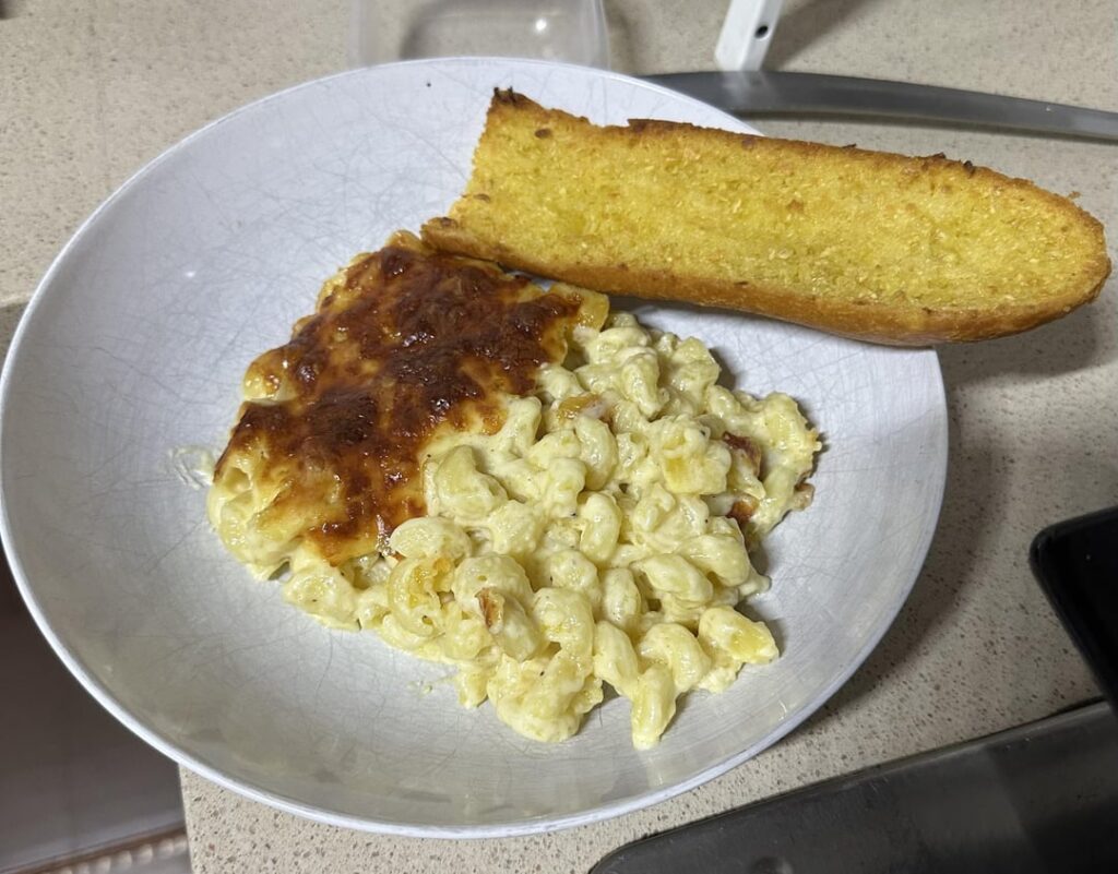 Mac ‘n cheese with (kinda) homemade garlic bread. Mac ‘n cheese with (kinda) homemade garlic bread.
