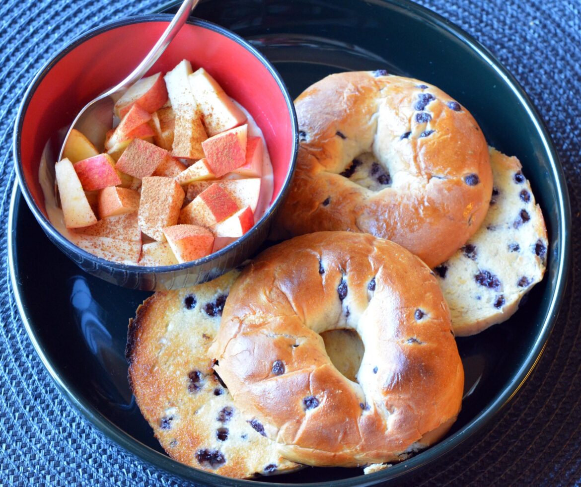 36 g protein for this snack plate. High protein Sola blueberry bagels, oatmilk skyr with apples and cinnamon. 337 cals total.