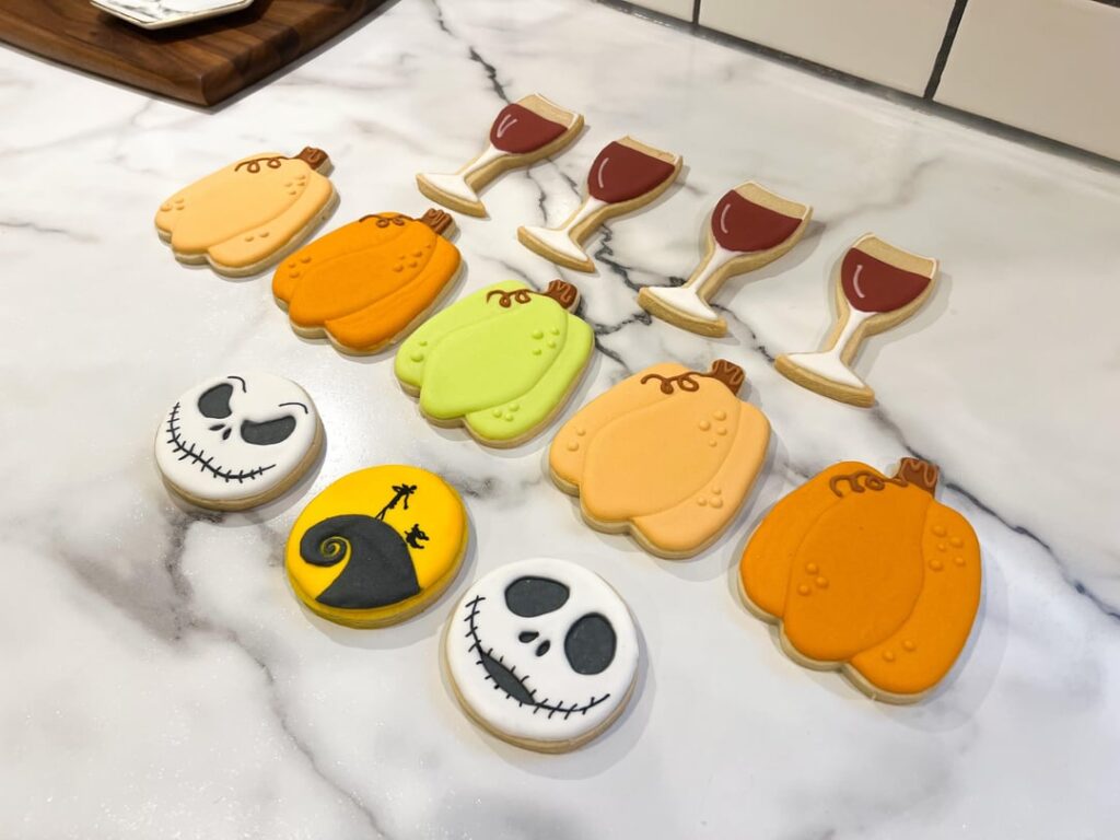 Cookie decorating, round 3 💛 Cookie decorating, round 3 💛