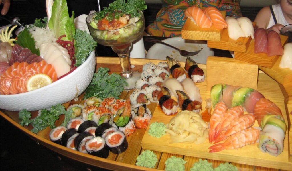 lil sushi boat for my bday today 😛