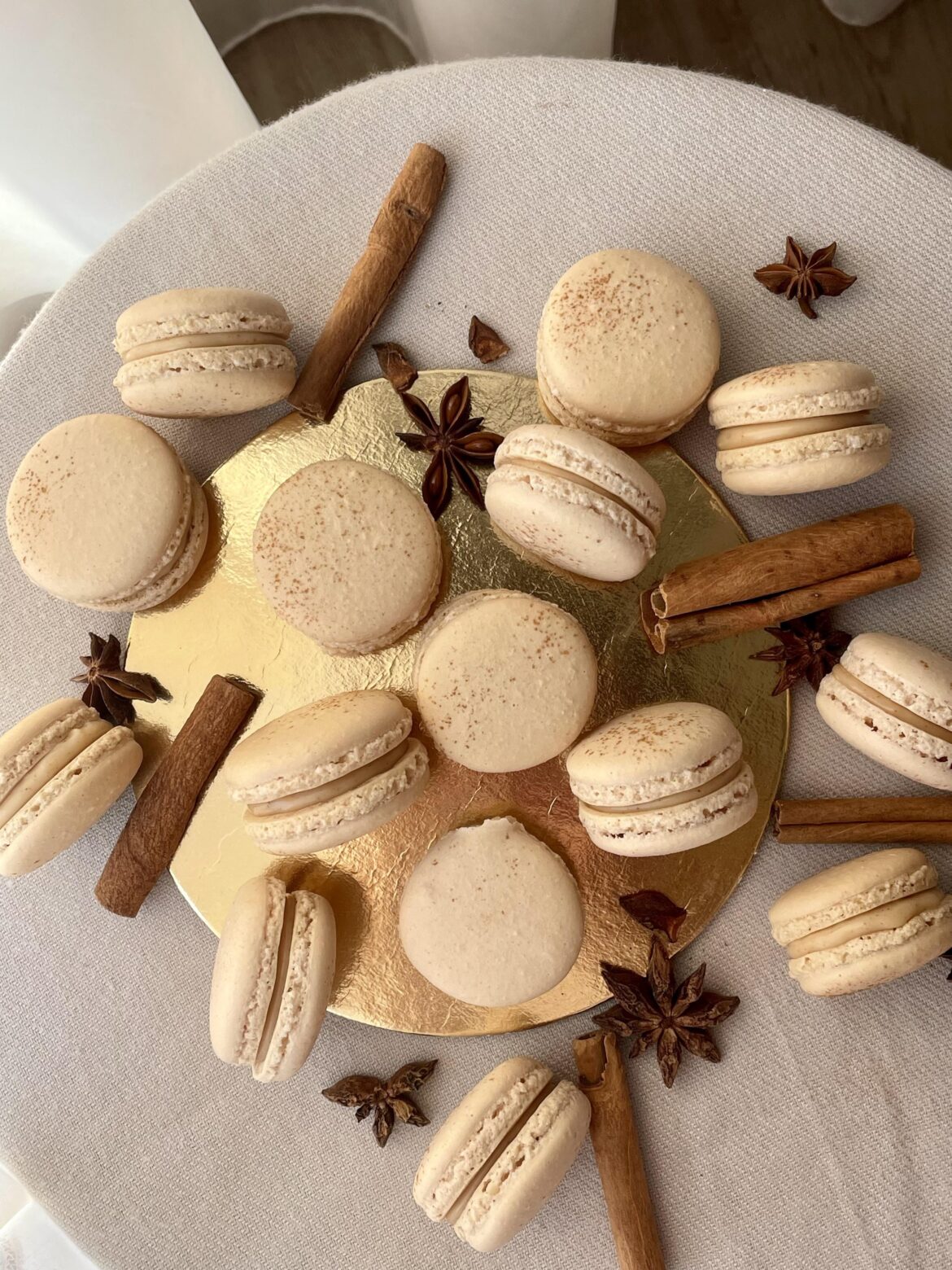 Cinnamon macarons