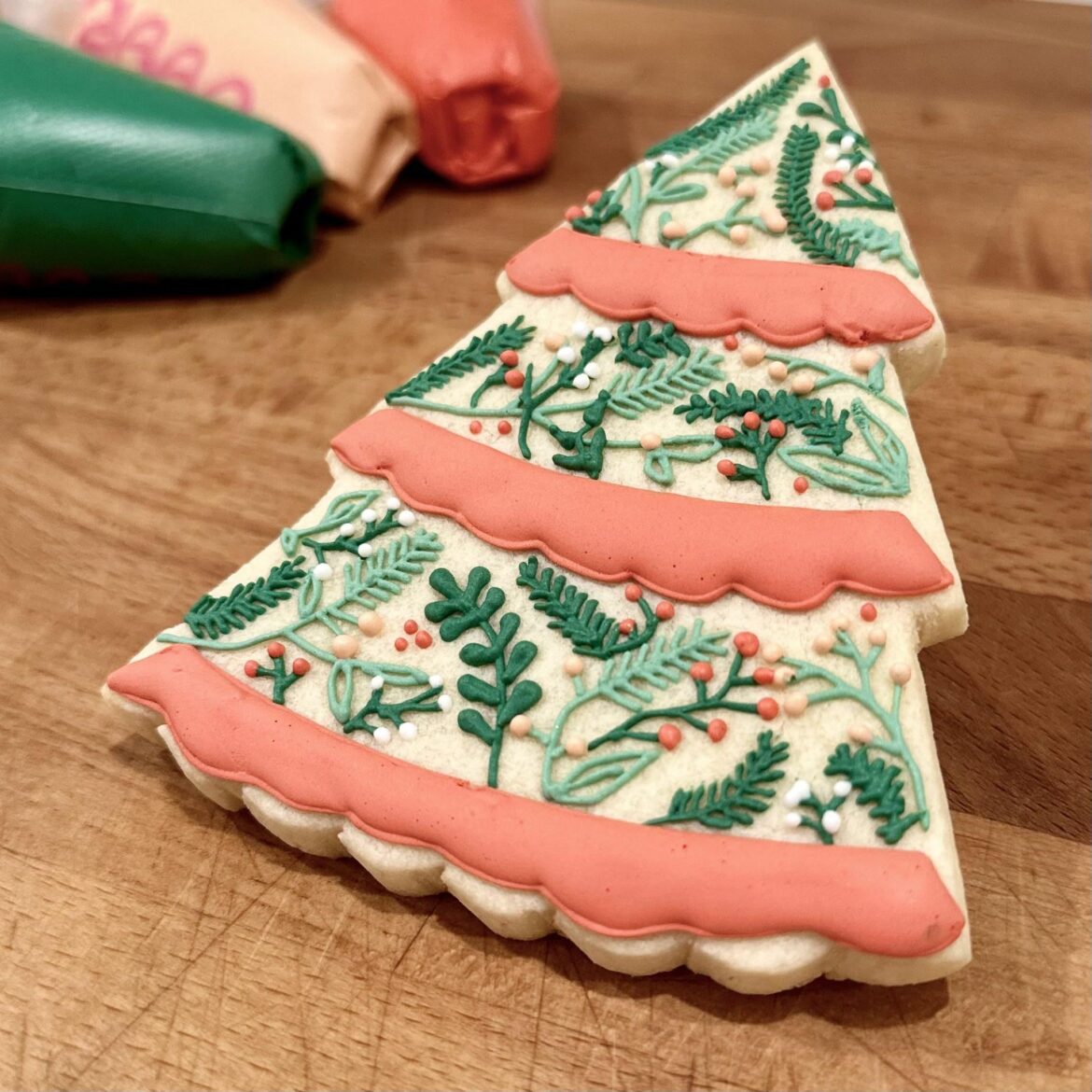Hey cookie friends! Here is a sneak peak at the latest cookie set I’ve been working on! (Part 3.5 in my adventures in learning to decorate series!) I can’t wait to share the whole set.
