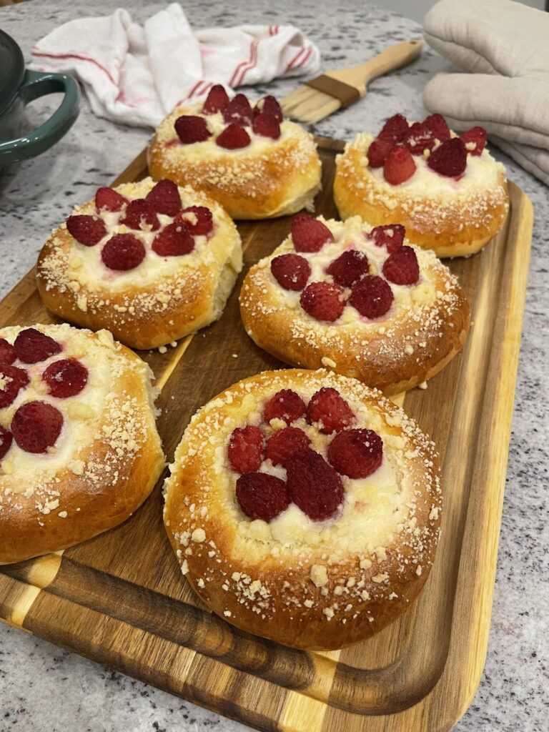 Raspberry cheesecake buns ✨