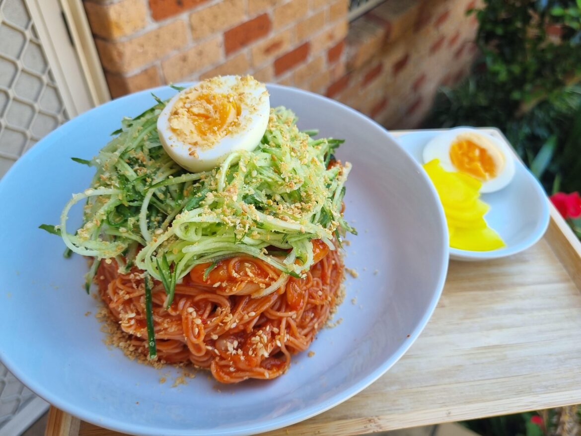 It's getting hot in Sydney right now, so I made Bibim Guksu for lunch!