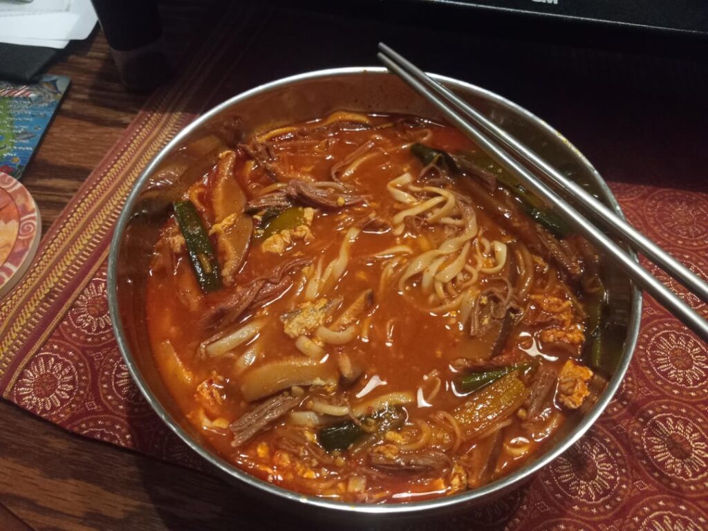 저는 저녁으로 육개장 칼국수를 만들었어요. Made yukgaejang kalguksu for dinner.