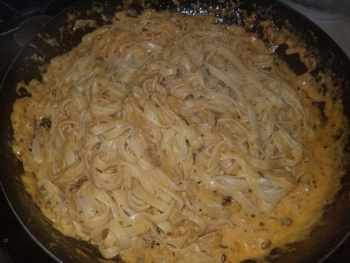 Had to make it again, fettuccine with caramelized onions, cream, chili crisp, and freshly shredded parmesan