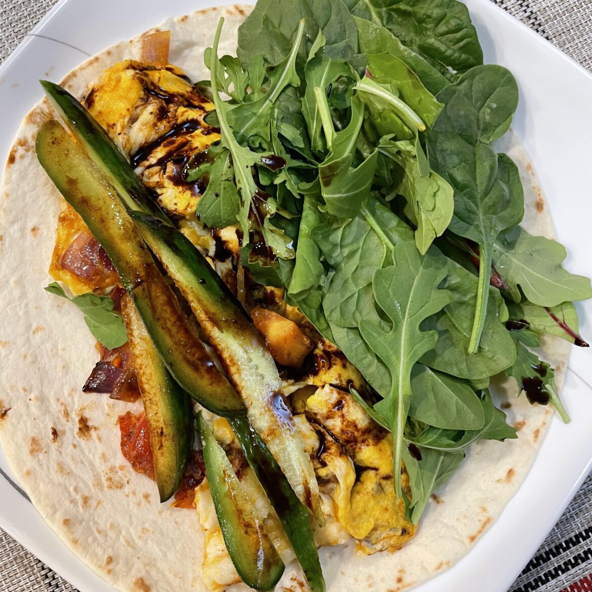 Eggs + veggies wrap (520 cal, 16g protein)