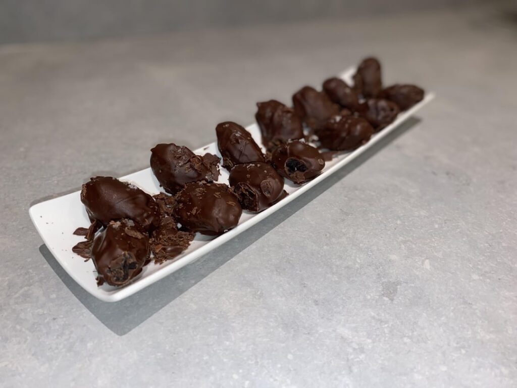 Happy Christmas Eve! 🎅 Absolutely love these ‘Date a Brazilian with a Chilli Chocolate Kiss’ 💋 🍫🌰.  How to make a quick, cheap & easy christmas present, that all foodies would enjoy!