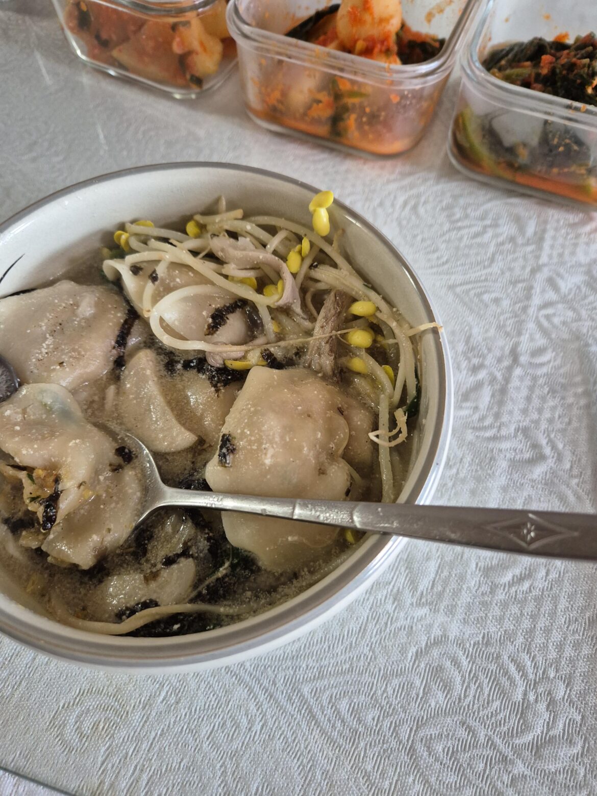 Mandu soup and 3 kinds of kimchi