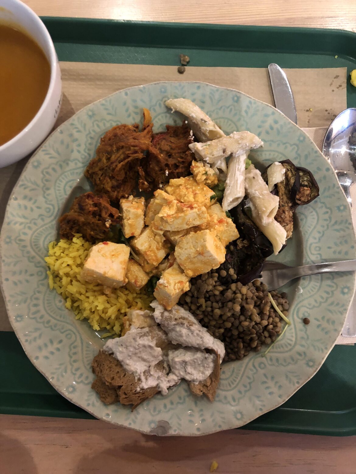 Tofu muqueca, seitan, lentils, pasta and pakoras