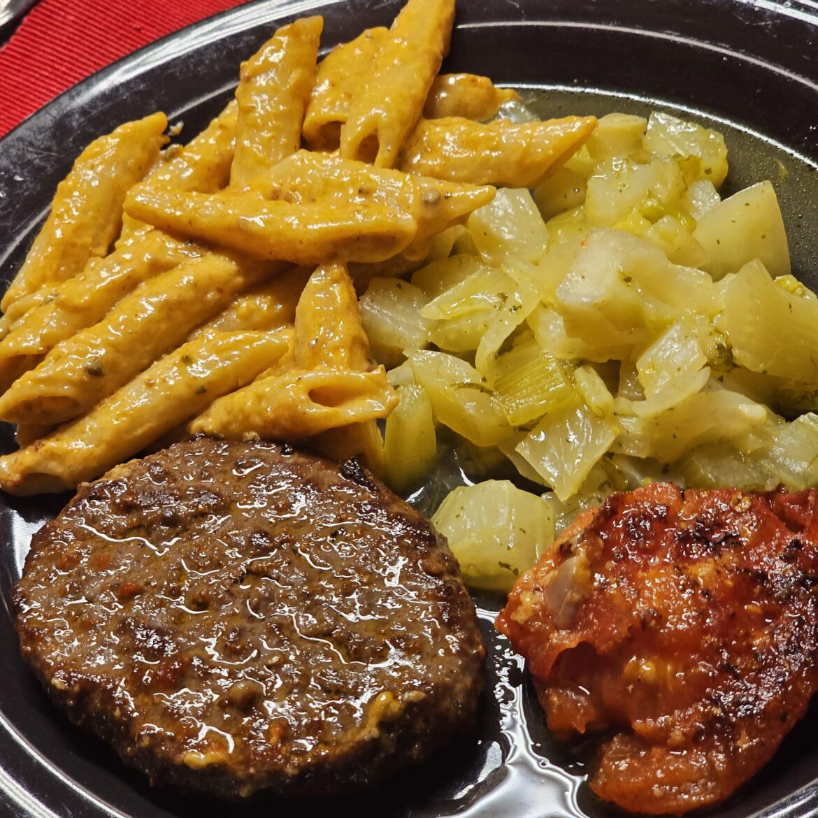 We faced the difficult question: freeze the burger patties or destroy them? We opted for the latter ;) ― They found good company with fennel and penne cooked in the leftover green pepper sauce from the day before