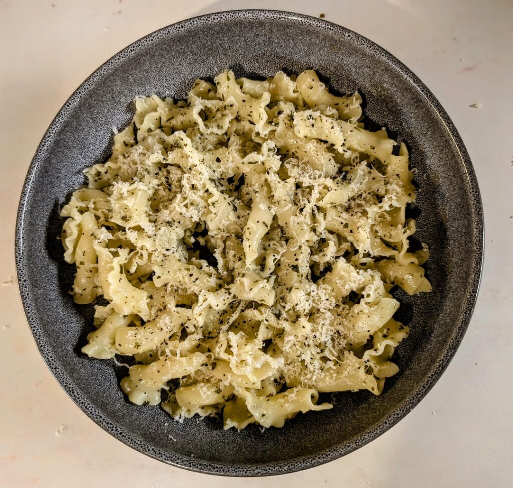 Pasta with a lemon, garlic and herb butter sauce